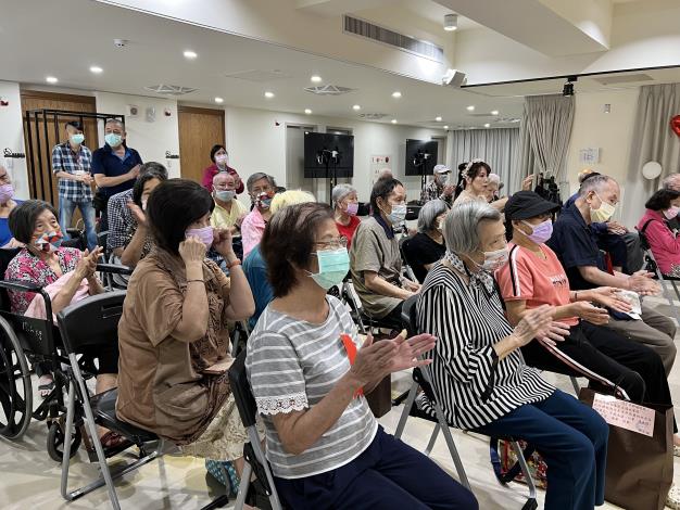 6-院民跟著演出的旋律拍手.JPG
