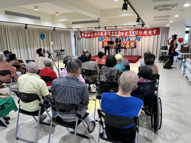 8-院民欣賞薩克斯風表演.JPG