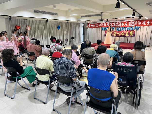 5-院民享用生日蛋糕及欣賞表演.JPG