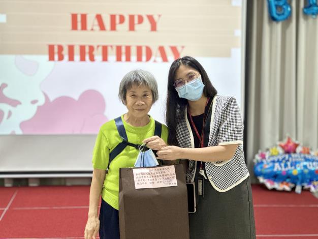 社工組長致贈紀念品予現場新進院民.JPG