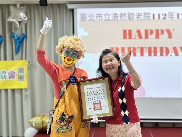 副院長頒贈感謝狀予關懷小丑協會代表王小姐.JPG
