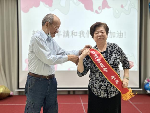 24屆會長移交值星帶予25屆會長.JPG