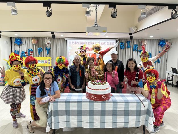 當月壽星與表演團體共同合影.JPG