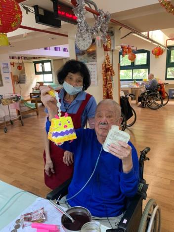 8-養護區長者獲得燈謎答對禮