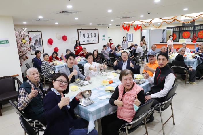 2-達永真善美文教基金會蒞院春節送暖-大家共同享用送暖美食並合影