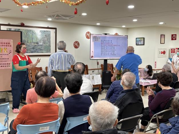 6-長者們上台獻唱元宵歌謎歌曲..JPG
