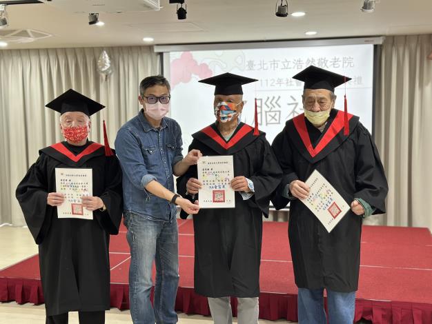 電腦社方將任老師頒發學員結業證書.JPG
