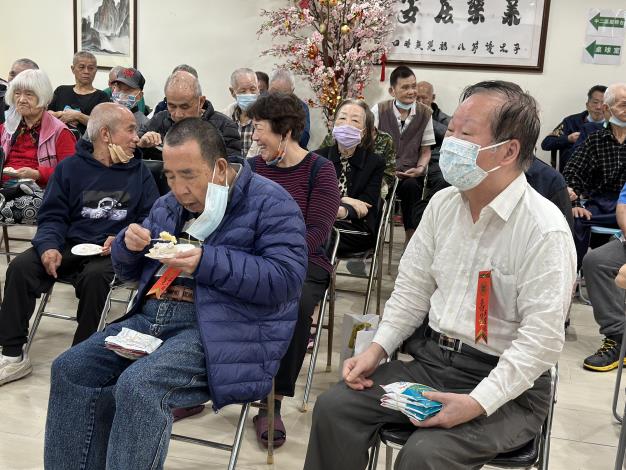 4-2月壽星享用慶生蛋糕與開心餐與活動的長者們..JPG