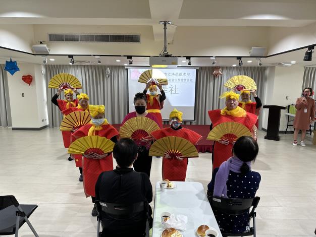 樂舞社郭玉植老師帶領學員表演.JPG