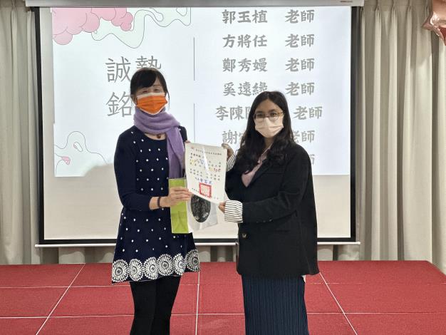 請社工組長致贈感謝狀及禮物予茶藝社李陳阿屘老師.JPG