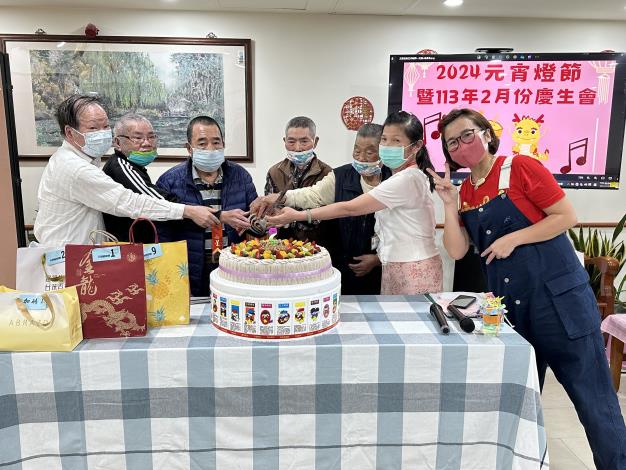 3-2月壽星代表與副院長、主持人合影.JPG