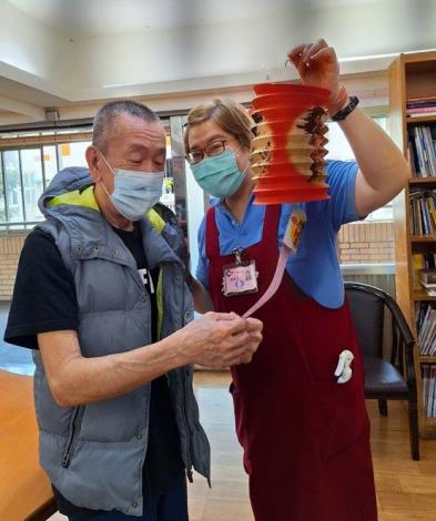 7-養護區長者猜燈謎中