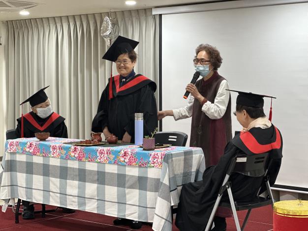 茶藝社謝宛珊老師帶領學員演繹奉茶.JPG