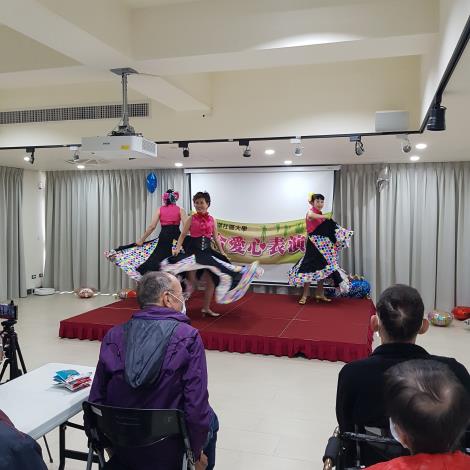 3-8.百合愛心表演團到院與住民同樂慶生