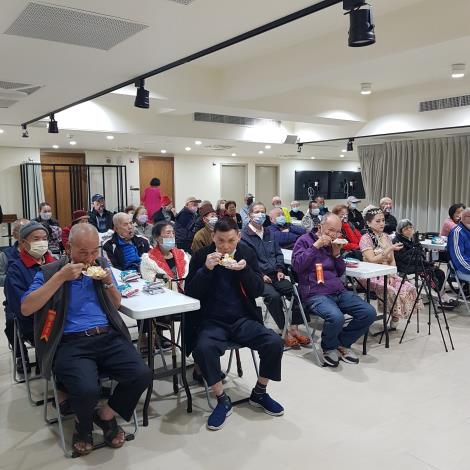 3-5.壽星及住民們享用慶生蛋糕