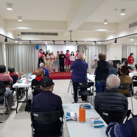 3-4.百合愛心表演團到院與住民同樂慶生
