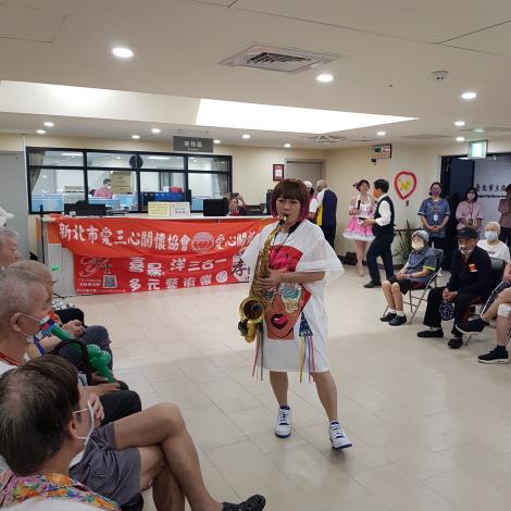4-6.新北市愛三心關懷協會到院以薩克斯風樂器演出