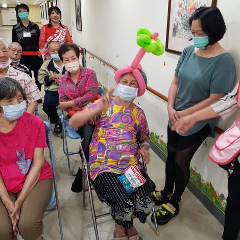 4-9.現場折各式造型氣球予住民