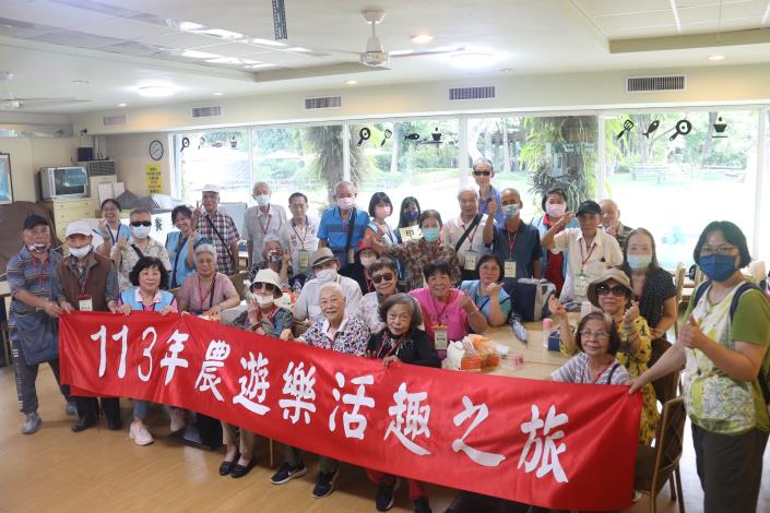 3-113年農遊樂活趣-甲車合照.JPG