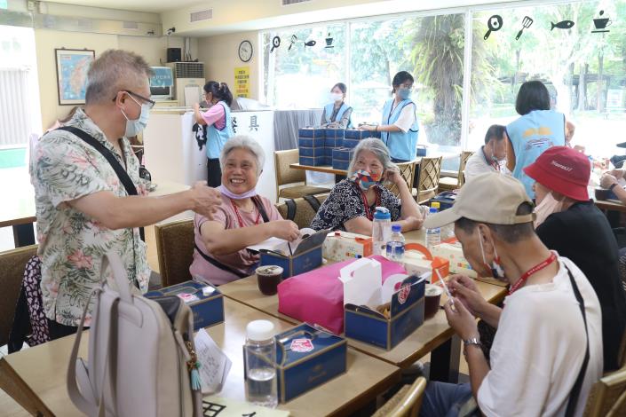 10-113年農遊樂活趣-享用輕食並與院長話家常.JPG