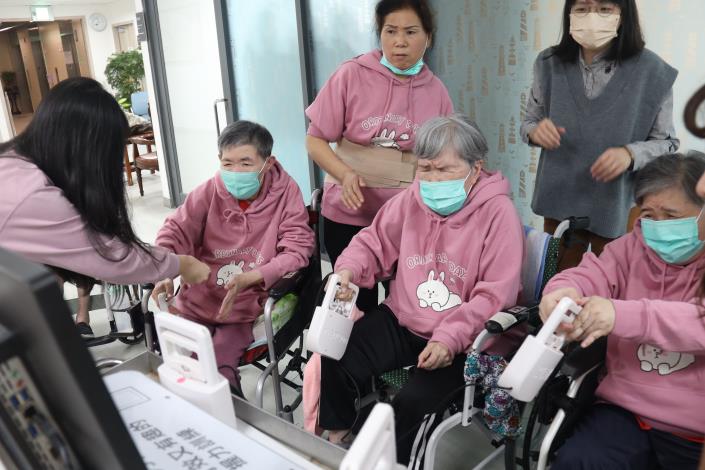 14.6-團體握力賽比賽中.JPG