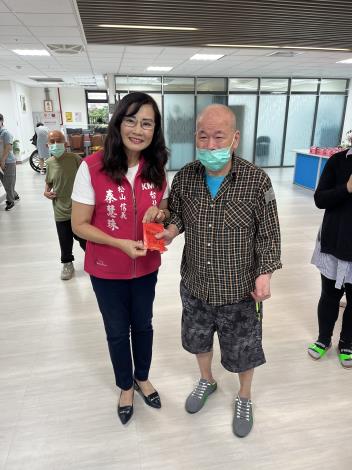 10.6邀請秦慧珠議員摸彩並頒贈獲獎長者.JPG
