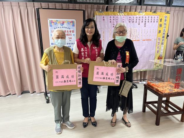 10.4請秦慧珠議員摸彩並頒贈獲獎長者.JPG