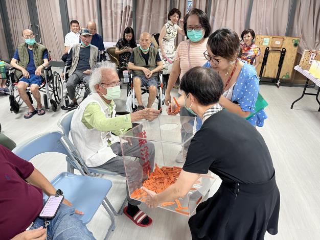 10.7邀請本月人瑞壽星摸出得獎長者.JPG