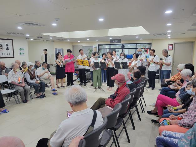 11.5協會樂活據點長輩進行烏克麗麗組曲演出