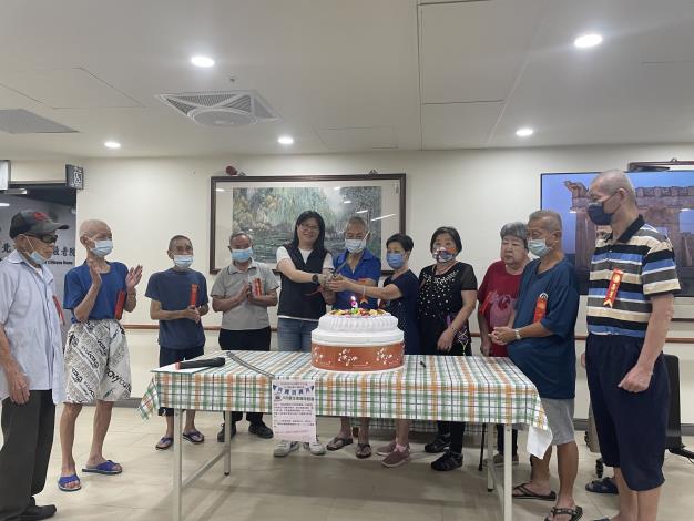 9.2-9月壽星代表與院長一同切蛋糕.JPG