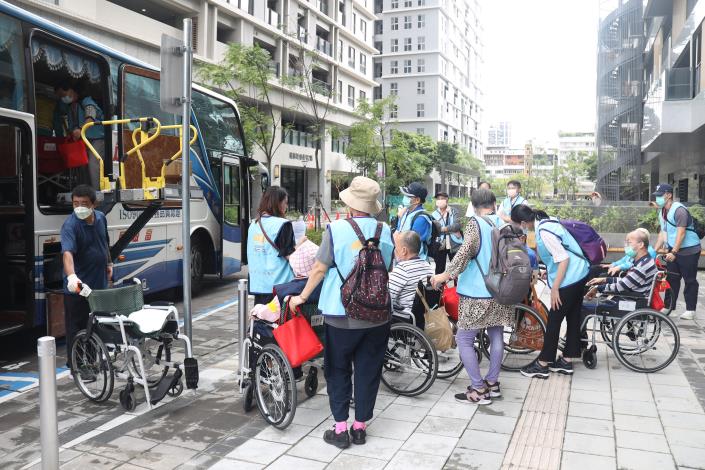 0.1依序上車嘍-113年「魚」你相遇-養護型院民旅遊.JPG