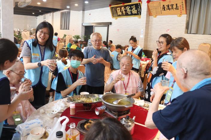 0.7院長向院民及工作人員寒暄及致謝-113年「魚」你相遇-養護型院民旅遊.JPG