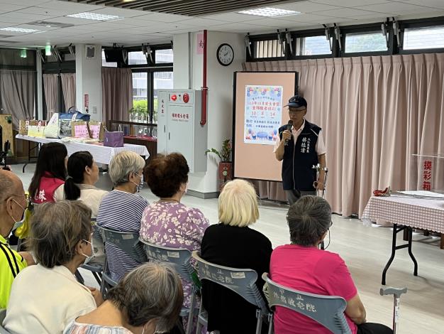 10.3大仁里蔡桂清里長致詞並贈送長壽麵歡慶重陽節.JPG