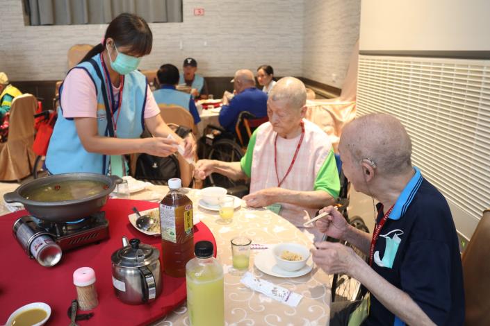 0.4工作人員們協助院民於青埔鵝莊用餐-113年「魚」你相遇-養護型院民旅遊.JPG