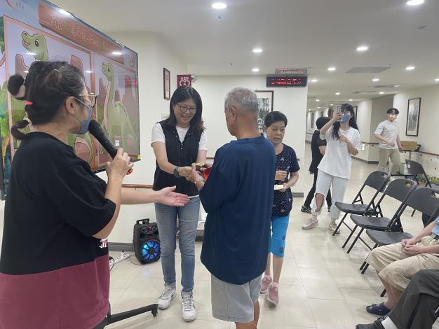 9.3-搶答說出兩圖不同之處，答對長者請院長贈獎.JPG