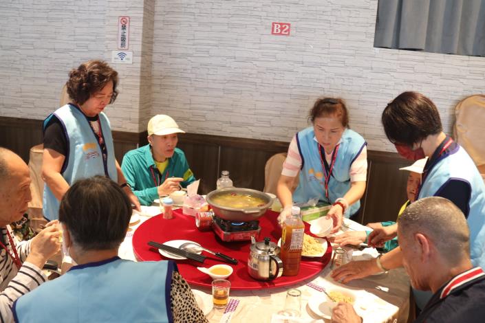0.3工作人員們協助院民於青埔鵝莊用餐-113年「魚」你相遇-養護型院民旅遊.JPG