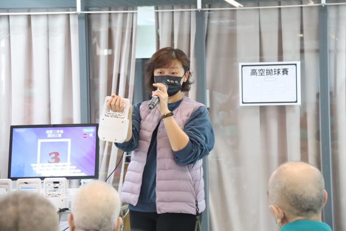 14.3-物理治療師講解團體握力賽之握力機使用技巧.JPG