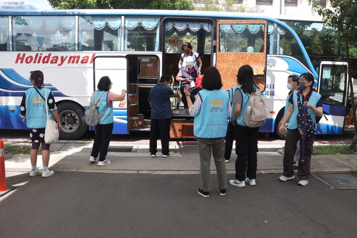 0.2依序上車嘍-113年「魚」你相遇-養護型院民旅遊.JPG