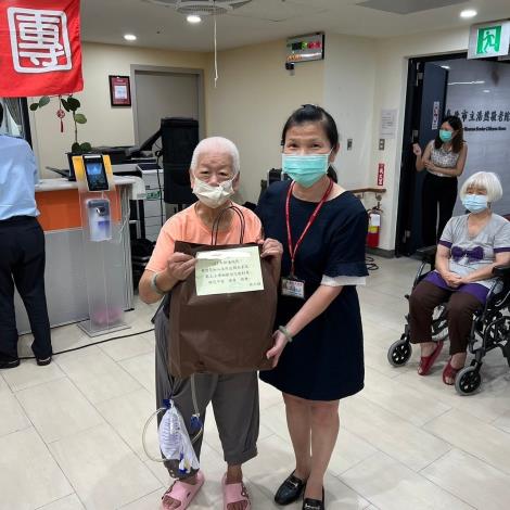 8-4.副院長贈送歡迎禮予新進院民