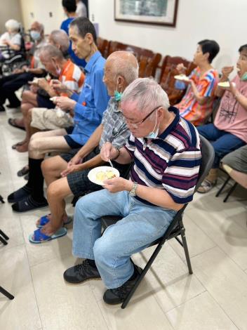 8-7.院民們享用生日蛋糕