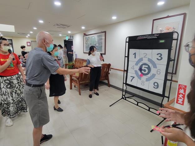7-9.院民投球競賽中