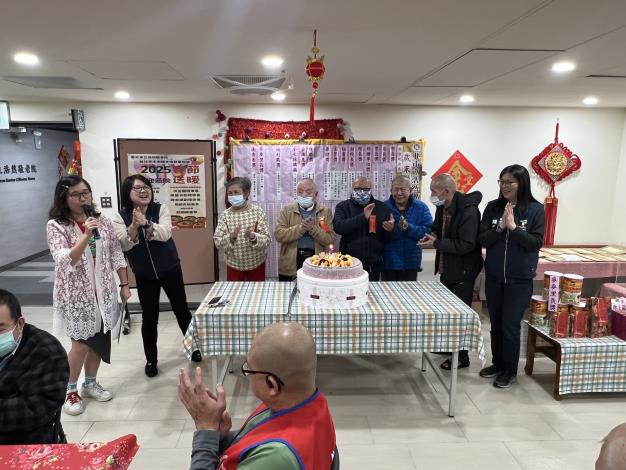 114-3.局長及院長與安養區1月壽星長者代表一同唱生日歌.JPG