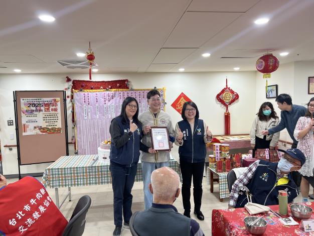 114-2.請局長及院長頒贈感謝狀予捐贈單位.JPG