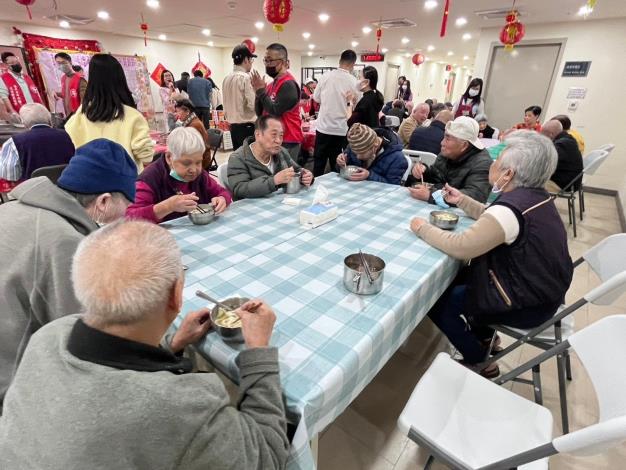 114-4.長者們享用熱騰騰的冠軍牛肉麵