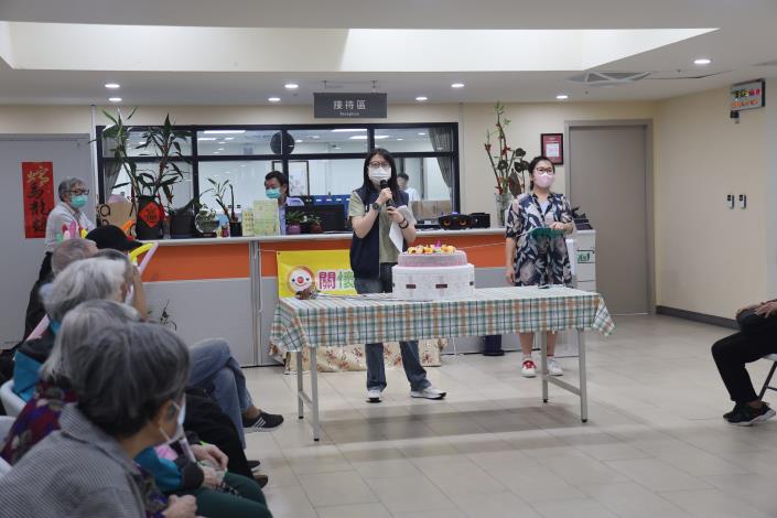 2-2院長致詞並向安養區4月壽星長者祝賀.JPG