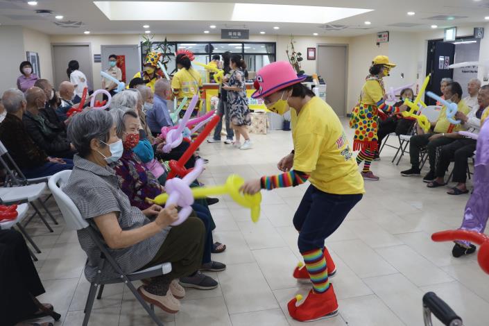 2-9院民跟小丑們用氣球劍擊.JPG