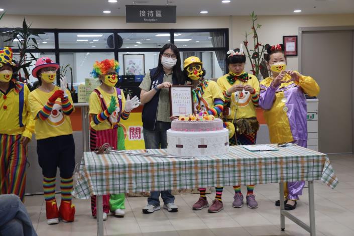 2-3院長頒贈感謝狀予關懷小丑協會.JPG