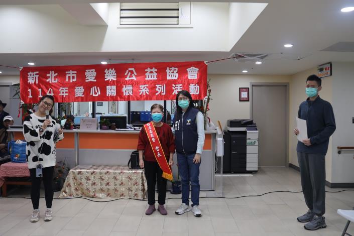 114-4院長頒贈值星帶予新任會長高麗枝長者.JPG