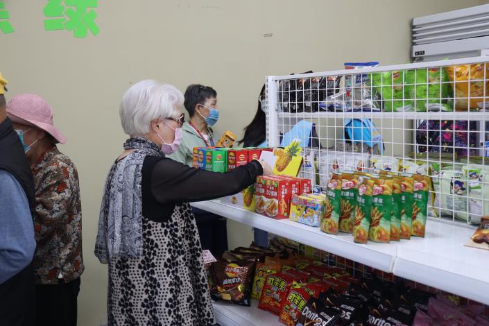 0-4提供飲料券讓院民們自由購買零食飲料.JPG
