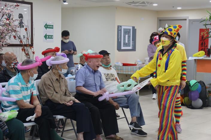 2-13小丑與院民互動用撲克牌變魔術.JPG